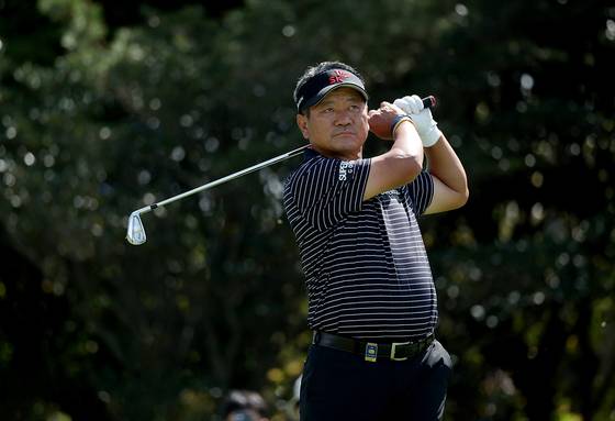 SK텔레콤 오픈 1라운드에서 디펜딩챔피언 최경주가 쿼드러플 보기를 범하고도 1오버파 72타로 마쳤다. 4번 홀에서 아이언으로 티샷하는 최경주. 사진 KPGA