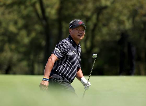 SK텔레콤 오픈 1라운드에서 디펜딩챔피언 최경주가 쿼드러플 보기를 범하고도 1오버파 72타로 마쳤다. 4번 홀 아이언 티샷 이후 볼의 궤적을 살피는 모습. 사진 KPGA