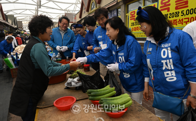 ▲ 17일 오후 춘천 풍물시장에서 열린 이재명 더불어민주당 대선 후보 유세에서 당 소속 지방의원과 선거운동원들이 장보기 행사에 나서며 시민들에게 지지를 호소하고 있다. 김정호 기자