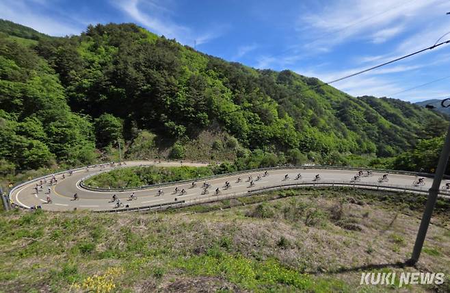 17일 강원 인제군 일원에서 열린 2025 설악 그란폰도 대회에 참가한 마니아들이 힘찬 라이딩을 펼치고 있다.