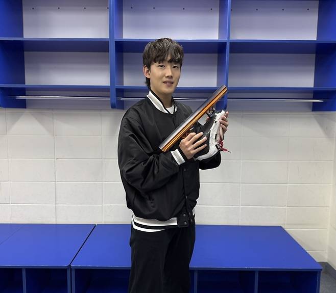 2026 밀라노·코르티나담페초 동계올림픽 한국 남자 쇼트트랙 국가대표로 출전하는 임종언이 보물과도 같은 스케이트화를 들고 포즈를 취하고 있다. 임정우 기자