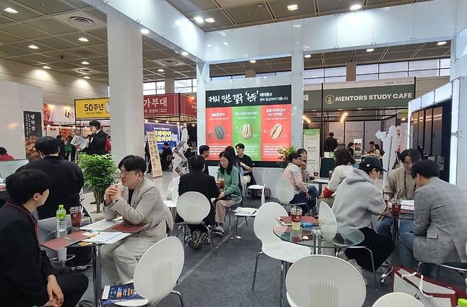 프리미엄 무인카페 브랜드 데이롱 카페가 5월 가정의 달을 맞아 예비 창업자들을 위한 특별 프로모션을 진행한다. 사진은 지난 4월 진행한 IFS창업박람회 현장./사진제공=데이롱 카페