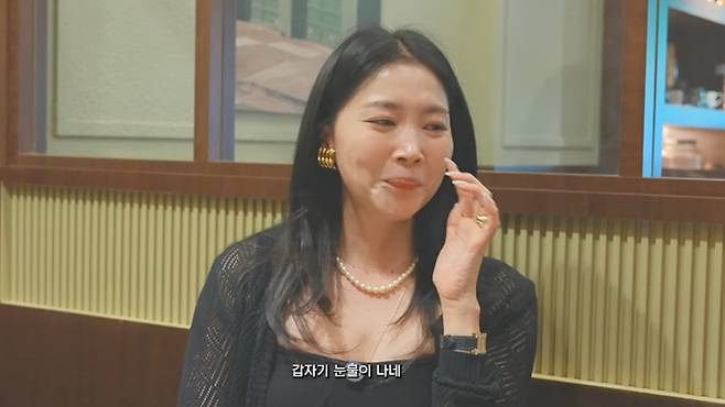 배우 오윤아가 발달장애를 가진 아들 송민군의 팔 수술 사실을 전하다가 눈물을 보였다. /사진=유튜브 채널 'Oh!윤아' 캡처