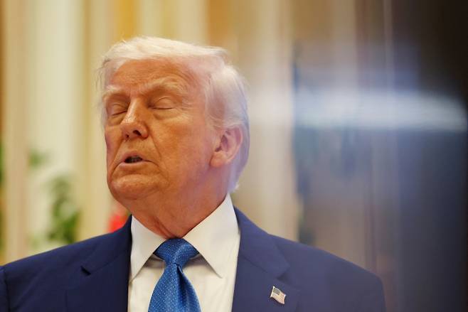 (아부다비 로이터=뉴스1) 강민경 기자 = 도널드 트럼프 미국 대통령이 16일 아랍에미리트 아부다비에서 중동 순방 마지막 일정으로 카스르 알 와탄에서 열린 비즈니스 포럼에 참석해 연설하고 있다. 2025.5.16 ⓒ 로이터=뉴스1 Copyright (C) 뉴스1. All rights reserved. 무단 전재 및 재배포, AI학습 이용 금지. /사진=(아부다비 로이터=뉴스1) 강민경 기자