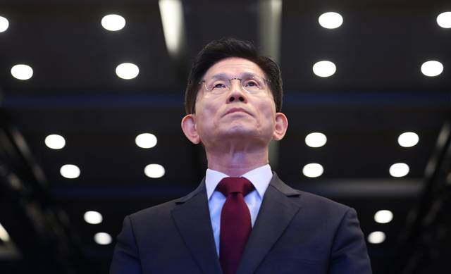 김문수 국민의힘 대선 후보가 15일 서울 영등포구 중소기업중앙회에서 열린 ‘자랑스러운 중소기업인협의회 조찬 강연’에 참석해 박용주 자랑스런 중소기업인협의회 회장의 인사말을 듣고 있다. 연합뉴스