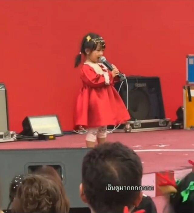그룹 블랙핑크 멤버 로제의 '아파트'를 열창하는 태국 아기의 모습이 화제를 모았다. / 온라인 커뮤니티 캡처