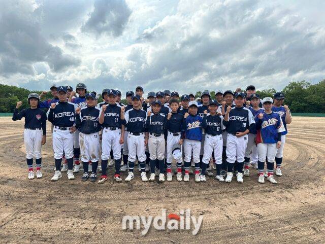 대한유소년야구연맹 19기 유소년 대표팀이 일본 지역 팀과 국제교류전을 마친 뒤 기념 사진을 촬영하고 있다./효고현(일본)=노찬혁 기자
