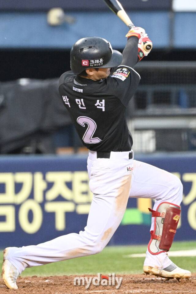 17일 서울 잠실야구장에서 열린 '2025 신한 SOL BANK KBO리그' KT 위즈와 LG 트윈스 더블헤더 1차전 경기. KT 박민석이 9회초 1사 1루에 안타를 치고 있다./잠실 = 한혁승 기자