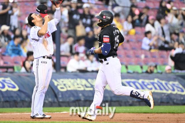 17일 서울 잠실야구장에서 열린 '2025 신한 SOL BANK KBO리그' KT 위즈와 LG 트윈스 더블헤더 1차전 경기. KT 안현민이 9회초 1사 1-2루에 쓰리런을 친 뒤 그라운드를 돌고 있다./잠실 = 한혁승 기자