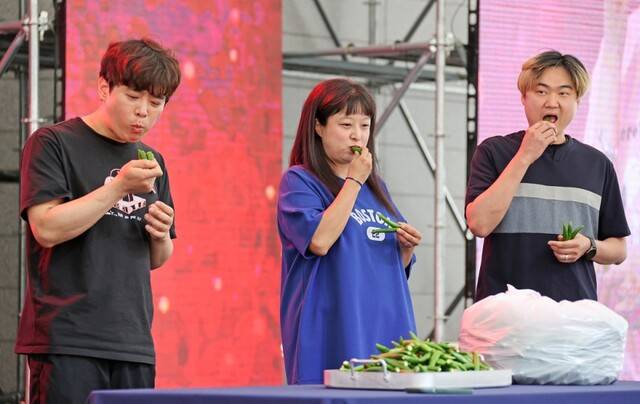지난해 열린 ‘괴산빨간맛페스티벌’의 ‘맵부심 푸드파이터 대회’ 참가자들이 괴산청결고추 빨리 먹기에 참여하고 있다. 괴산군