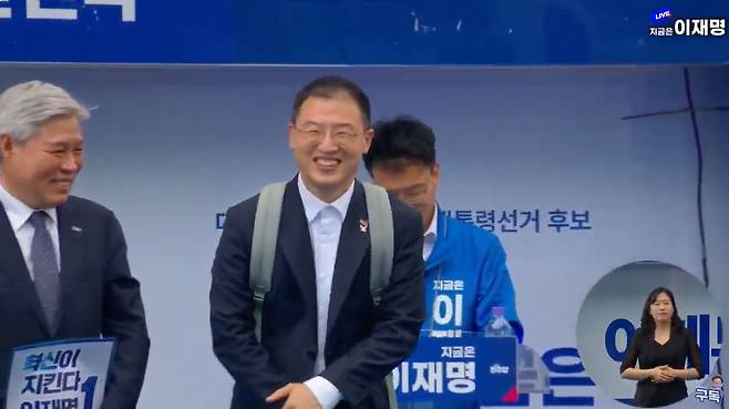무소속 김상욱 의원이 17일 광주광역시 김대중컨벤션센터 광장에서 열린 더불어민주당의 집중 유세 현장에서 민주당 지지자들에게 인사하고 있다. 더불어민주당 유튜브 채널 영상 캡처