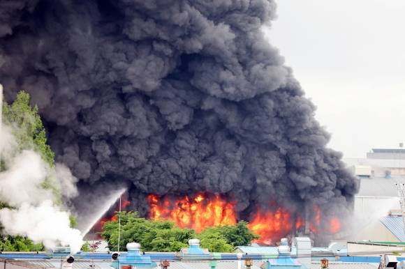 금호타이어 광주공장 화재…치솟는 검은 연기 - 17일 오전 광주 광산구 송정동 금호타이어 광주공장에서 불이 나 검은 연기가 치솟고 있다. 소방당국은 광주 전체 소방서 인력을 총동원하는 대응 2단계를 발령해 진화 중이다. 연합뉴스 제공