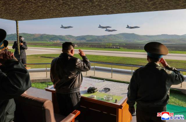 김정은 북한 국무위원장이 지난 15일 제1공군사단 관하 비행연대를 방문해 공군 반항공(방공)전투 및 공습 훈련을 지도했다고 조선중앙통신이 17일 보도했다. 연합뉴스