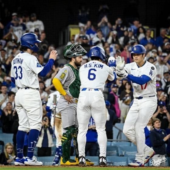 오타니 쇼헤이(오른쪽)가 김혜성(오른쪽에서 두 번째)과 서로를 존중하는 의미의 하이파이브를 하고 있다. /사진=LA 다저스 공식 SNS