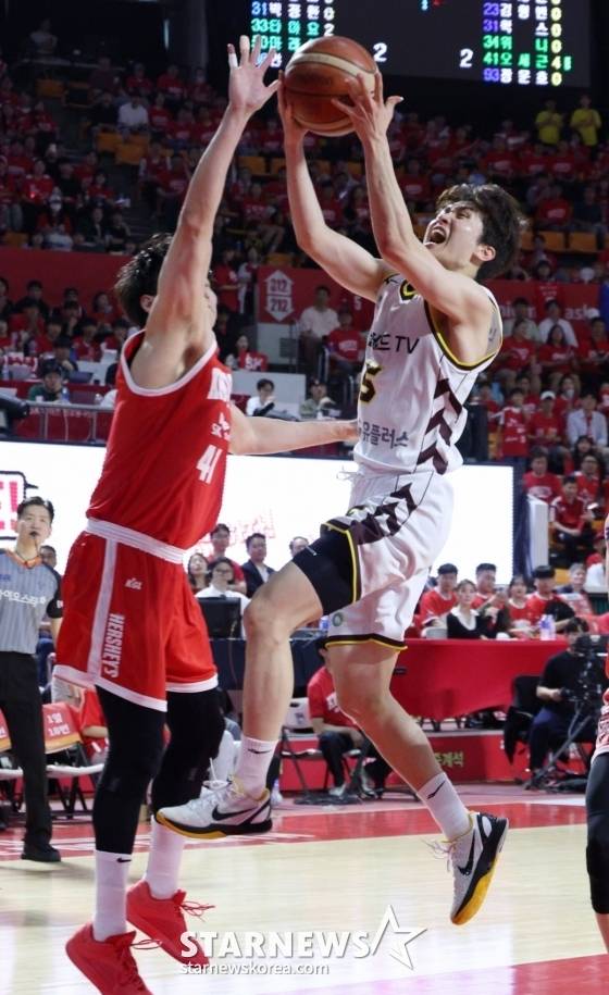 양준석이 슛을 시도하고 있다. /사진=김진경 대기자