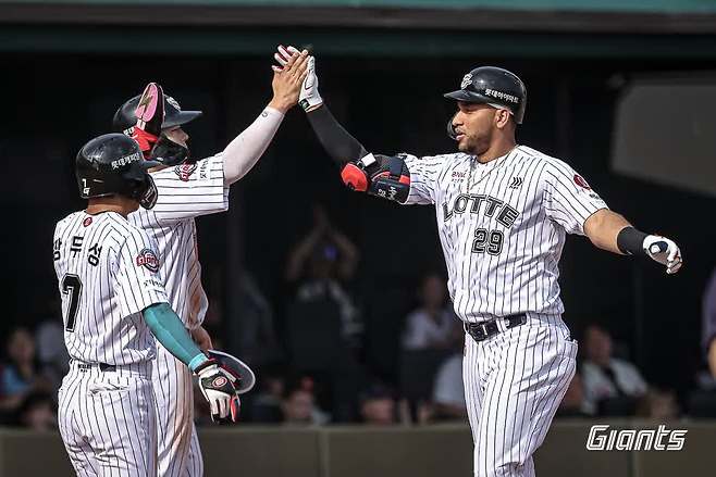 롯데 자이언츠 외국인 타자 빅터 레이예스가 17일 부산 사직야구장에서 열린 2025 신한 SOL Bank KBO리그 삼성 라이온즈와의 팀 간 4차전 및 더블헤더 1차전에서 2안타 1홈런 5타점을 기록, 팀의 7-5 역전승을 이끌었다. 사진 롯데 자이언츠