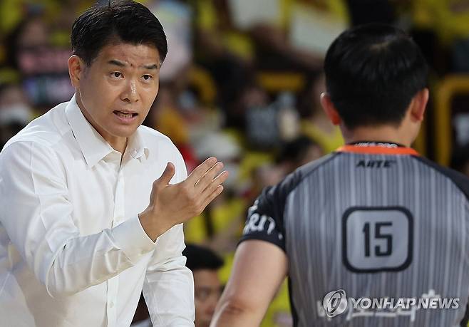 창원 LG 조상현 감독 (창원=연합뉴스) 김동민 기자 = 9일 경남 창원체육관에서 열린 2024∼2025시즌 프로농구 창원 LG 세이커스와 서울 SK 나이츠의 챔피언결정전 3차전 경기. 창원 LG 조상현 감독이 심판과 대화하고 있다. 2025.5.9 image@yna.co.kr