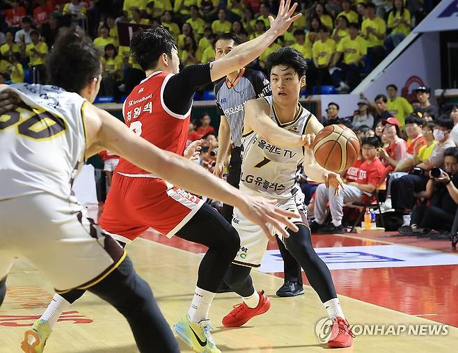 패스하는 유기상 (서울=연합뉴스) 최재구 기자 = 17일 서울 잠실학생체육관에서 열린 2024∼2025시즌 프로농구 서울 SK 나이츠와 창원 LG 세이커스의 챔피언결정전 7차전 경기에서 LG 유기상이 패스하고 있다. 2025.5.17 jjaeck9@yna.co.kr