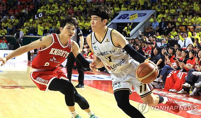 돌파 시도하는 허일영 (서울=연합뉴스) 최재구 기자 = 17일 서울 잠실학생체육관에서 열린 2024∼2025시즌 프로농구 서울 SK 나이츠와 창원 LG 세이커스의 챔피언결정전 7차전 경기에서 LG 허일영이 돌파를 시도하고 있다. 2025.5.17 jjaeck9@yna.co.kr