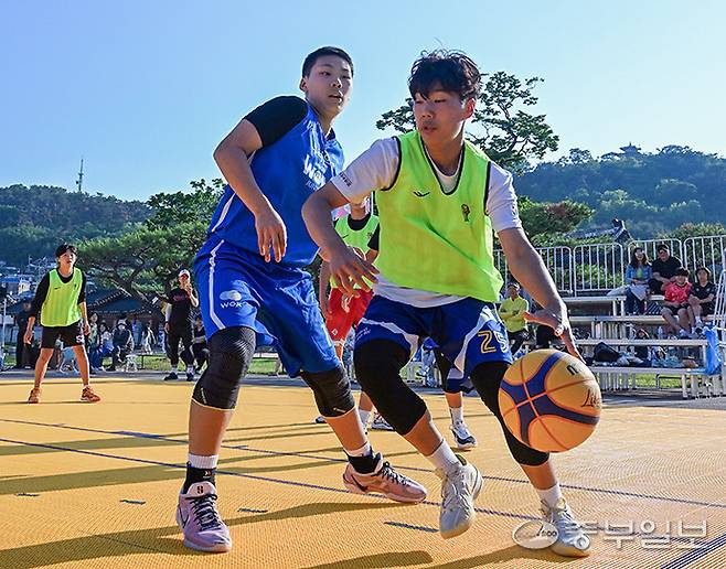 18일 오후 수원시 팔달구 행궁광장에서 열린 '2025 위너볼 3x3 농구대회' 중등부 결승전에서 아산우리은행 B팀과 프레스 팀이 치열한 경기를 하고 있다. 임채운기자