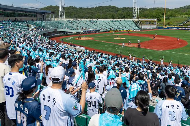 2025 신한 SOL 뱅크 KBO 리그 NC 다이노스와 키움 히어로즈의 경기가 열린 지난 17일 NC 다이노스의 대체 홈구장인 울산 문수야구장에서 첫 홈경기가 열린 가운데 NC 다이노스 팬들이 응원을 하고 있다. 최지원 기자
