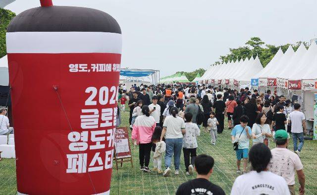 지난해 부산 영도구 아미르공원 일대에서 열린 ‘글로벌 영도커피페스티벌’ 현장에서 시민들이 행사를 찾은 모습. 부산일보DB