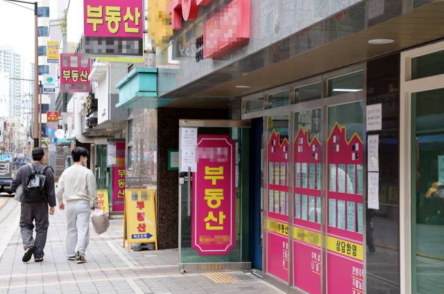 부산 동구의 공인중개사 사무소 모습. 부산일보DB
