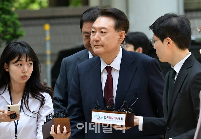 내란 우두머리 혐의로 재판에 넘겨진 윤석열 전 대통령이 지난 12일 오전 서울 서초구 서울중앙지법에서 열린 세 번째 공판에 출석하고 있다. (사진=공동취재단)