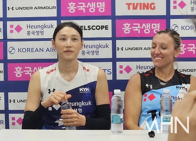김연경과 조던 라슨이 기자회견실에서 인터뷰를 하고 있다