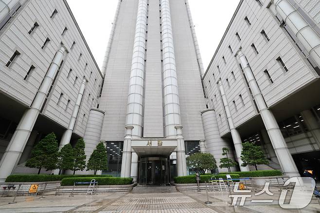 서초구 서울법원종합청사 서관 쪽 지상출입구 모습. 2025.5.9/뉴스1 ⓒ News1 박세연 기자