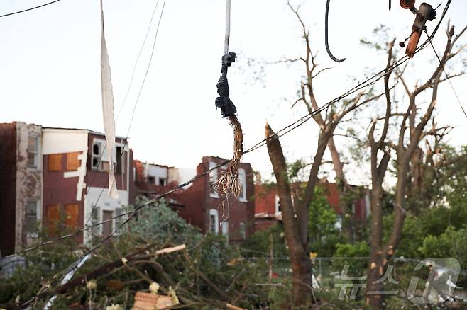 토네이도를 동반한 강력한 폭풍이 켄터키주와 미주리주 등 미국 중부 지역을 강타했다. 사진은 폭풍이 휩쓴 세인트루이스의 모습. 2025.5.18. ⓒ 로이터=뉴스1