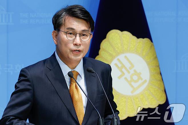 윤상현 국민의힘 의원이 18일 서울 여의도 국회 소통관에서 대선 승리를 위한 '반명개헌연대' 대통합이 필요하다며 기자회견을 하고 있다. 2025.5.18/뉴스1 ⓒ News1 안은나 기자