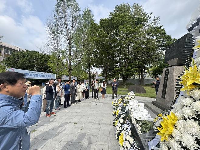 18일 전북대학교 이세종 열사 추모비 앞에서 전북순례단 '소년의길' 참가자들이 참배 후 임을 위한 행진곡을 부르고 있다. ⓒ News1 장수인 기자