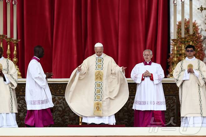 교황 레오 14세가 바티칸의 성 베드로 광장에서 즉위 미사를 집전하고 있다. 2025.5.18 ⓒ 로이터=뉴스1 ⓒ News1 신기림 기자
