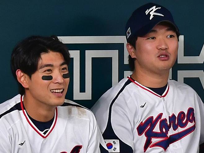 사돈지간인 이정후와 고우석이 국가대표 당시 함께 한 모습. 스포츠서울DB