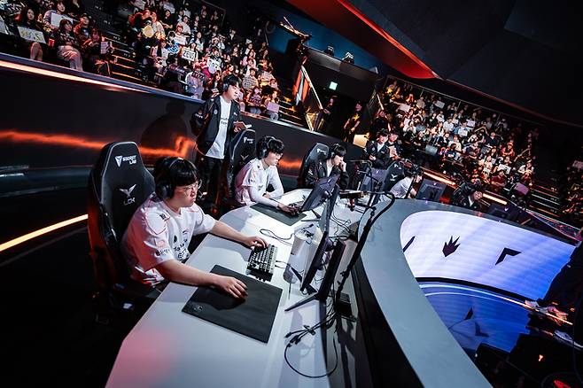 한화생명이 15일 서울 종로구 롤 파크에서 열린 2025 LCK 정규시즌 KT전 밴픽을 하고 있다. 사진 | 라이엇 게임즈