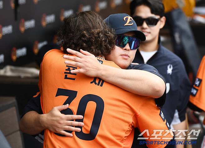 자신의 기록을 15년 만에 깬 '후배'를 진심으로 축하한 류현진. 류현진은 기록을 세울 당시 9이닝 동안 124개의 공을 던졌다. 투수 분업화가 정착된 요즘에는 노히트나 퍼펙트게임을 앞두고 있지 않은 이상 나오기 힘든 투구 수다. 선동열의 13이닝 18K, 류현진의 9이닝 17K는 정말 깨지기 힘든 기록이었다.