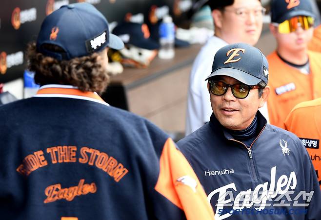 7회까지 노히트 행진을 펼친 폰세가 8회에도 등판의사를 밝히자 양상문 코치가 웃으며 허락했다.