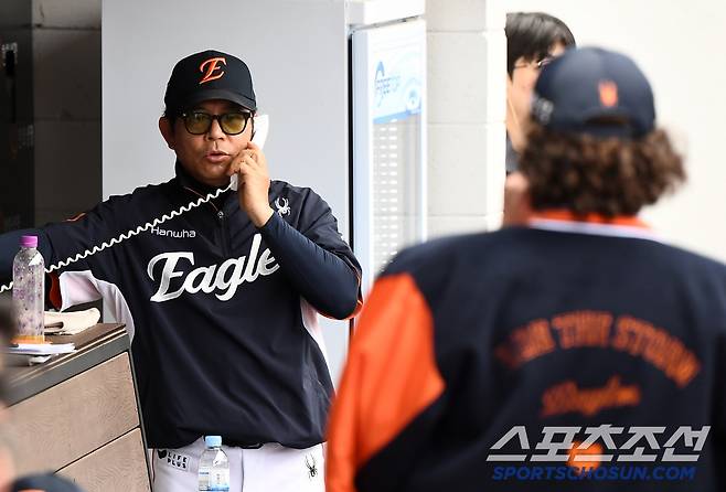 곧바로 불펜에 전화하는 양 코치