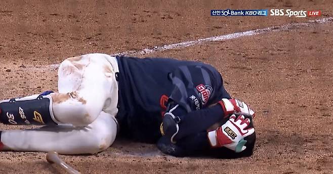 헤드샷에 쓰러진 이호준. 사진=SBS스포츠 방송 캡쳐