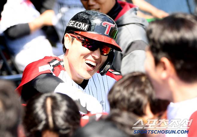 4일 잠실구장에서 열린 LG 트윈스와 SSG 랜더스의 경기. 1회말 LG 박동원이 솔로포를 날린 뒤 환호하고 있다. 잠실=박재만 기자 pjm@sportschosun.com/2025.05.04/