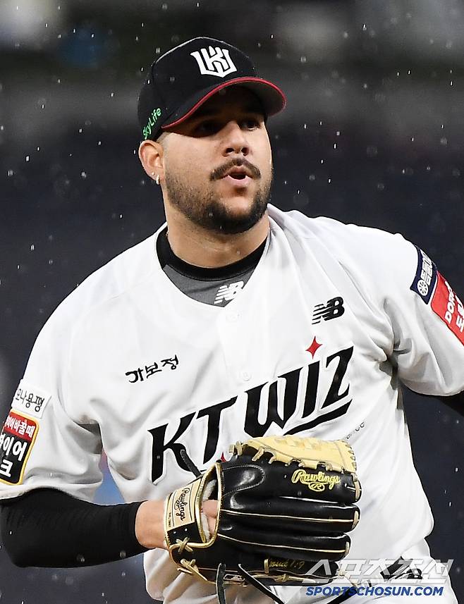 9일 수원 KT위즈파크에서 열린 NC-KT전. 선발투수 KT 헤이수스가 비를 맞으며 투구하고 있다. 수원=정재근 기자 cjg@sportschosun.com/2025.4.9/