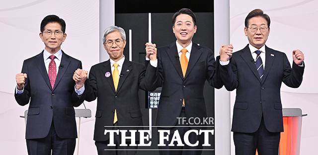 18일 서울 마포구 SBS프리즘타워에서 열린 중앙선거방송토론위원회 주관 제21대 대통령선거 후보자토론회에서 각 정당 대선 후보들이 선전을 다짐하고 있다. 왼쪽부터 국민의힘 김문수, 민주노동당 권영국, 개혁신당 이준석, 더불어민주당 이재명 대선후보. /국회사진취재단