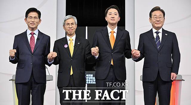 첫 TV토론회를 앞둔 네 명의 대선 후보가 기념촬영을 하고 있다.