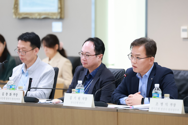 김기원 한국은행 발권국장(사진 오른쪽)이 지난 14일 한은 본관에서 열린 '화폐유통시스템 유관기관 협의회' 상반기 정기회의에서 발언하고 있다. 한국은행