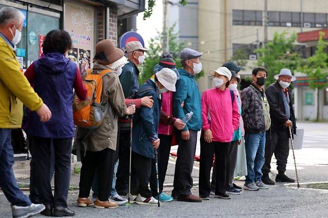 금호타이어 광주공장 화재가 발생한 지난 17일 오후 광주 광산구 소촌동 한 아파트 인근 도로에서 주민들이 대피소로 가는 버스를 기다리고 있다. 연합뉴스