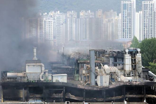 금호타이어 광주공장 화재 발생 이틀째인 18일 광주 광산구 소촌동 일대 도심이 검은 연기로 뒤덮이고 있다. 연합뉴스