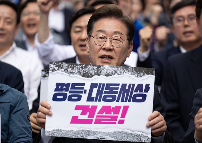 이재명 더불어민주당 대통령 후보가 17일 오후 광주 동구 금남로에서 열린 5·18 광주민주화운동 45주기 전야제에서 구호를 외치고 있다./뉴스1