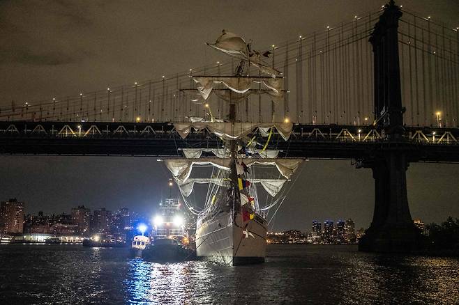 충돌 사고가 발생한 멕시코 해군 대형 선박이 17일(현지 시각) 뉴욕 이스트 강의 브루클린과 맨해튼 다리 사이에 떠 있다. 배는 북쪽으로 이동하던 중 브루클린 다리에 충돌한 것으로 알려졌다. /AFP=연합뉴스