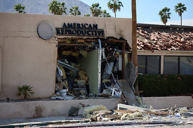 차량 폭발 테러 당한 미국 캘리포니아 팜스프링스의 난임클리닉/AFP=연합뉴스